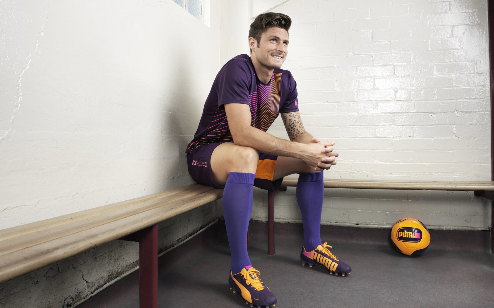 _无人机携手足球：未来场景新体验_，无人机足球天上的前锋